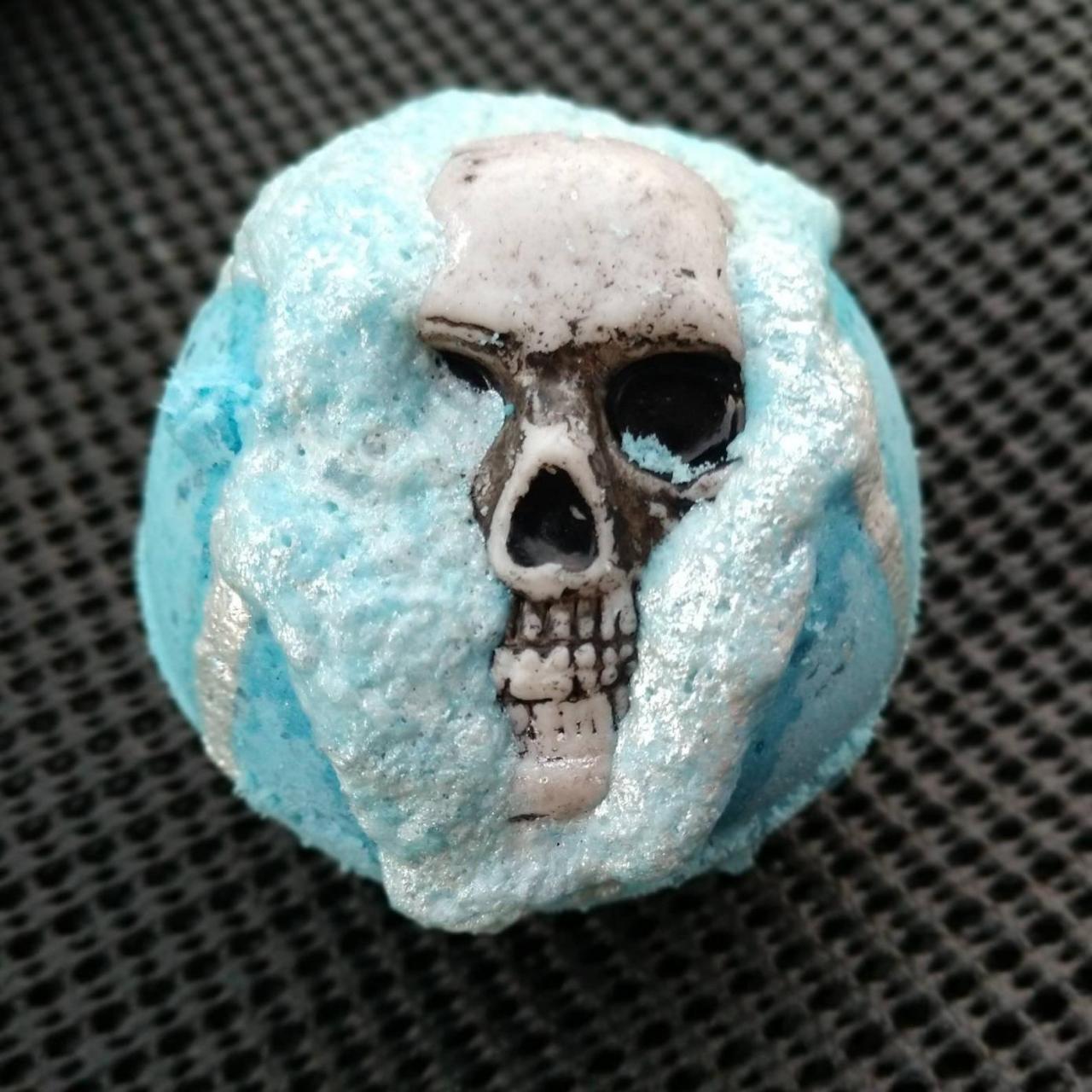 Cedarwood peppermint bath bombs with or without skull toy